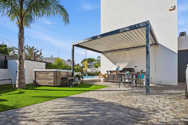 Foto 10461da5-dcb2-48b6-9b96-e65aa7d00273. Casa amb aparcament piscina a Carmençó Empuriabrava