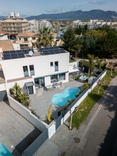 Foto 5872623b-e5fd-4030-b2f3-b79768a04247. Casa amb aparcament piscina a Carmençó Empuriabrava