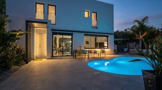 Maison  Carrer carmençó. Elegancia contemporánea a un paso del mar en empuriabrava