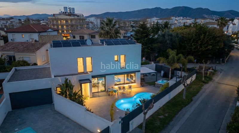 Foto d21d5289-01a6-47a0-8229-52350e3a5305. Casa amb aparcament piscina a Carmençó Empuriabrava
