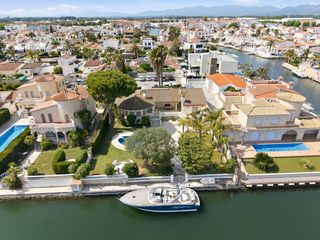 Casa  Carrer noguera. Villa con amarre de 25 m en canal ancho