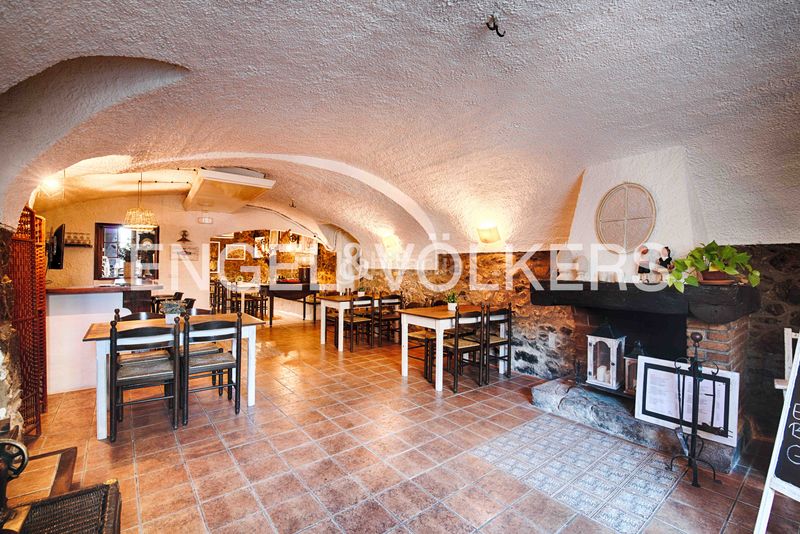 Foto b862b638-8f90-4f93-b59a-a17bde987509. Casa amb xemeneia piscina a Terrades