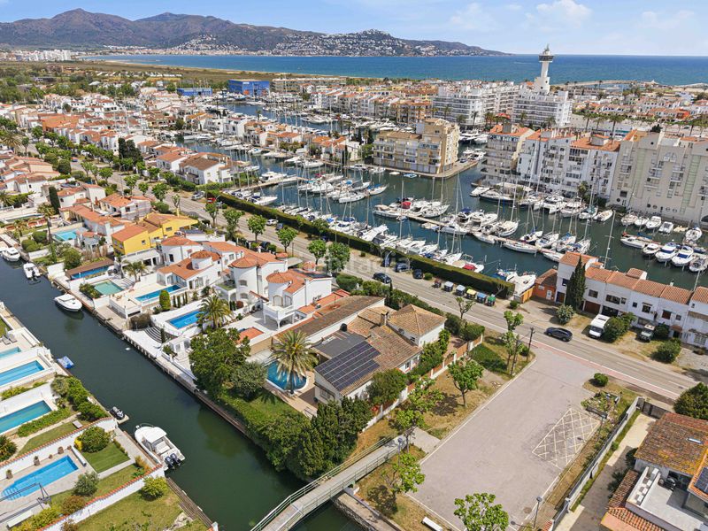 Foto 0b23d0c4-5f36-4cf7-b041-3eebf8a70279. Xalet amb piscina a Cap Ras - Creus - Falconera Empuriabrava