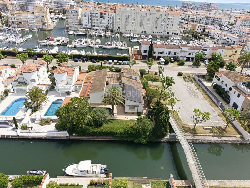 Foto 1b7c2827-39dc-41eb-b045-5cdf19ad87a1. Xalet amb piscina a Cap Ras - Creus - Falconera Empuriabrava