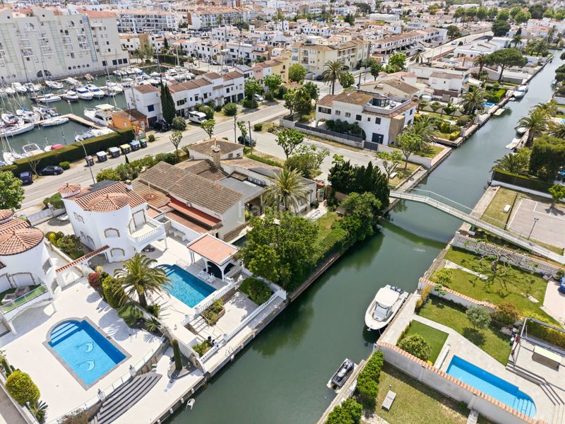 Foto bcb40c45-c957-4ed7-8a77-9989499b7313. Xalet amb piscina a Cap Ras - Creus - Falconera Empuriabrava