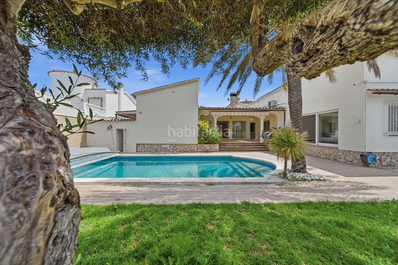 Foto d8e85a2c-4623-4c4a-8ee2-0ababb469e85. Xalet amb piscina a Cap Ras - Creus - Falconera Empuriabrava