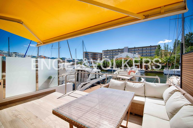 Foto 27b7f2a5-5a3d-4ce9-8b4d-ca716a883788. Casa aparellada a Santa Margarida Roses