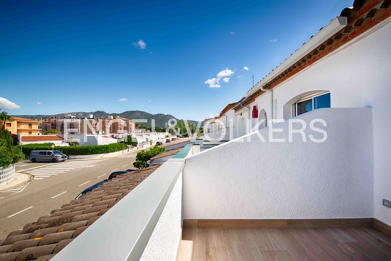 Foto 952ac8aa-5b7c-419d-bc01-b408583462c0. Casa aparellada a Santa Margarida Roses