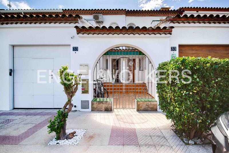Foto a299d957-8a4e-4f3d-8e4a-a38733423e6e. Casa aparellada a Santa Margarida Roses