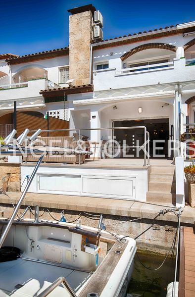 Foto bda60df4-95ef-429b-90ad-5fc68986058e. Casa aparellada a Santa Margarida Roses