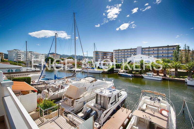 Foto cab74a77-7bf9-42a2-82ba-ac0af5c143fc. Casa aparellada a Santa Margarida Roses