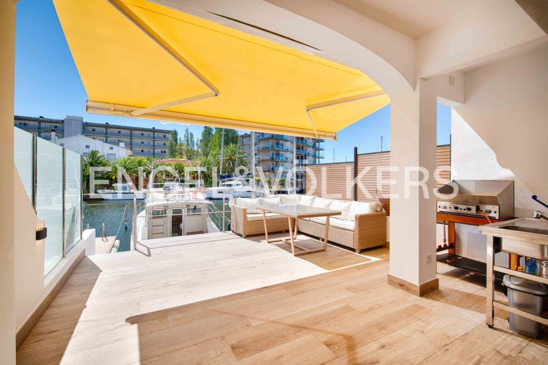 Foto d3c829f6-1bbd-4366-b7ac-cee5500d82a0. Casa aparellada a Santa Margarida Roses