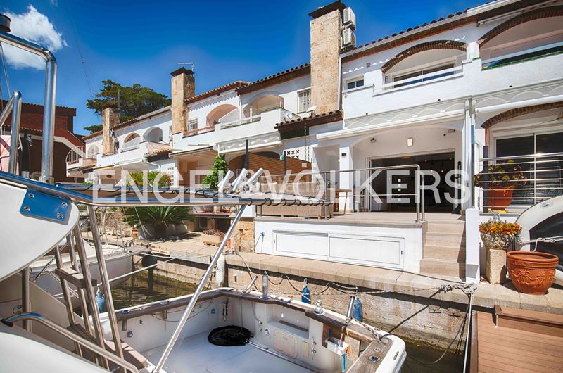 Foto e7376db6-4f24-48f2-8b52-a82ea1ab71dc. Casa aparellada a Santa Margarida Roses