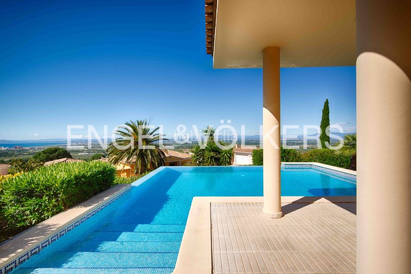 Foto f4df6926-0318-4f9e-83d1-fee3f793549d. Casa amb piscina a Palau-saverdera