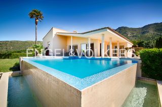 Casa  Carrer de hegel. Exclusiva vivienda con amplias vistas y gran parcela en esquina