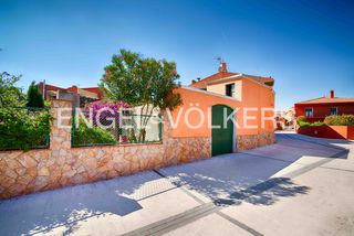 Towny house  Carrer eres 4. Casa familiar con jardín en garriguella - exclusiva