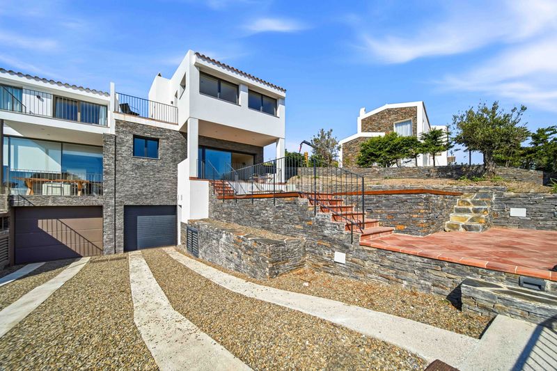 Foto f34b9330-098e-4757-8e27-82e474ecdab3. Casa aparellada amb piscina a Cadaqués