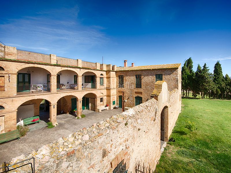 Foto c4d983d6-f46c-48f4-947c-56409941ddf0. Casa amb xemeneia aparcament a Castelló d´Empúries