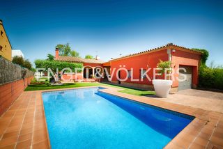 Chalet  Carrer del carme. Magnífica vivienda de una sola planta en navata