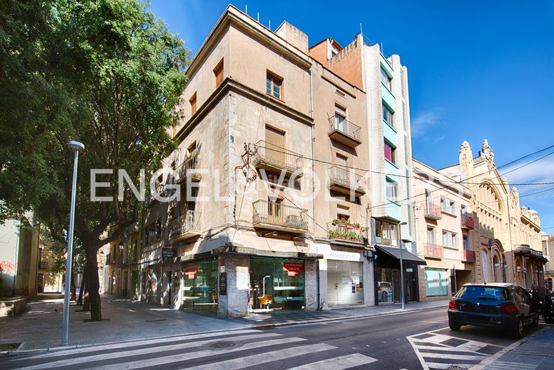 Foto 5d2e069e-bdc7-4872-9ebe-220b85675cfa. Casa pareada casa unifamiliar con local comercial en el centro en Figueres