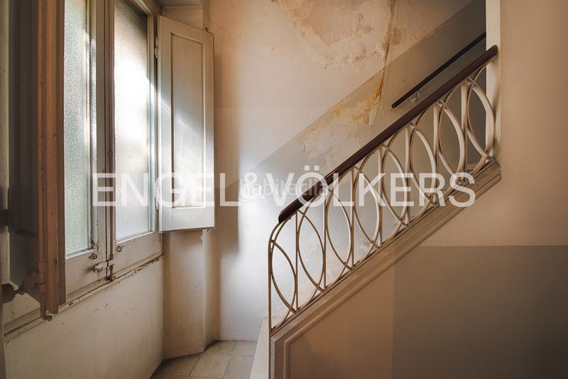 Foto a184e5f5-5843-43c1-8fba-2c2a03984a53. Casa pareada casa unifamiliar con local comercial en el centro en Figueres