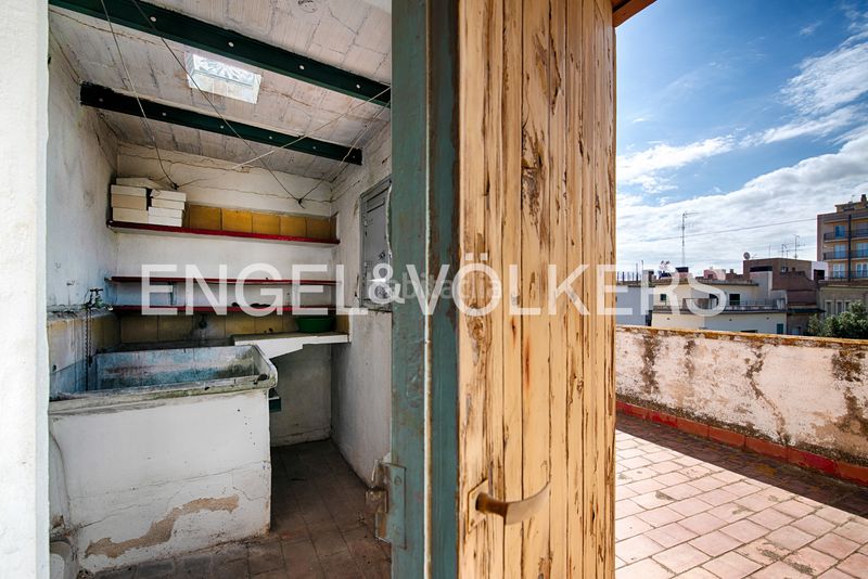 Foto b6747d49-5be9-4bad-9b28-3695e429ba0f. Casa pareada casa unifamiliar con local comercial en el centro en Figueres