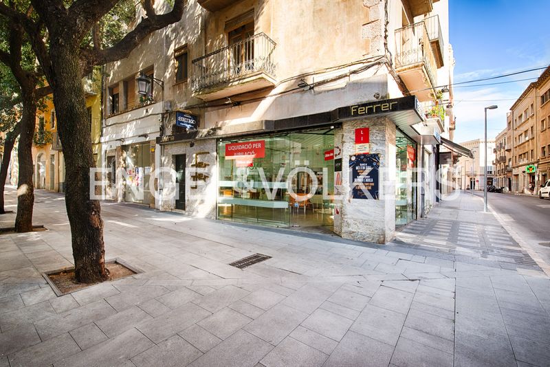 Foto da666d54-38af-47bc-b4ea-0b848d16cf23. Casa pareada casa unifamiliar con local comercial en el centro en Figueres