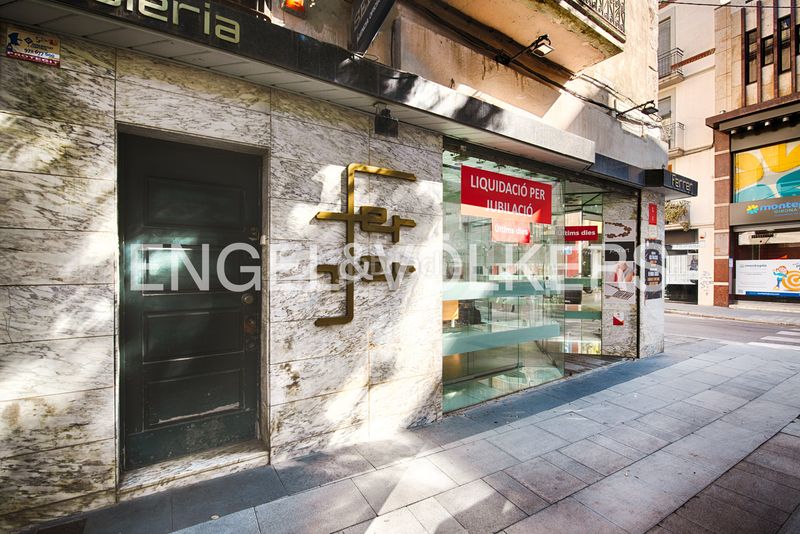 Foto dba206b6-4981-4753-b39a-11d9f4fd797c. Casa pareada casa unifamiliar con local comercial en el centro en Figueres