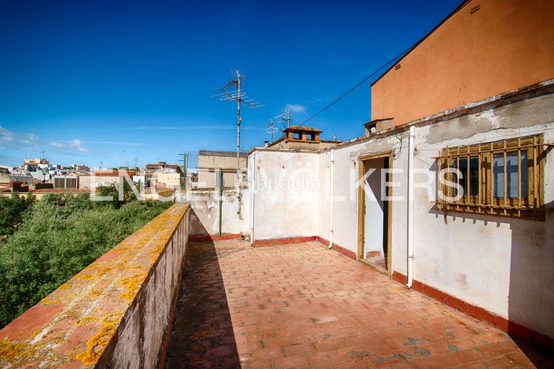 Foto e3282ce2-1e46-4fa0-939e-b0841b2f0d55. Casa pareada casa unifamiliar con local comercial en el centro en Figueres