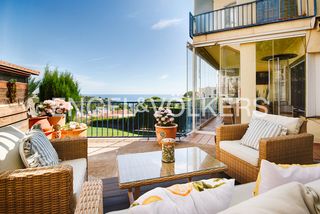 Planta baja  Carrer montserrat. Apartamento en cau del llop, llançà, con vistas al mar y jardín
