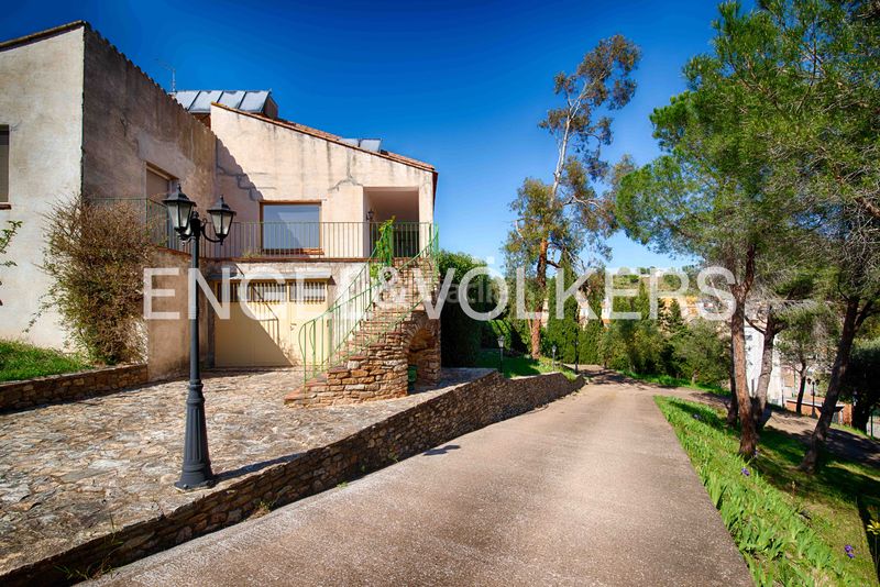 Foto 5e7b0daa-d9d6-425b-8628-48ff4a6e0e19. Masia amb xemeneia calefacció aparcament a Rabós