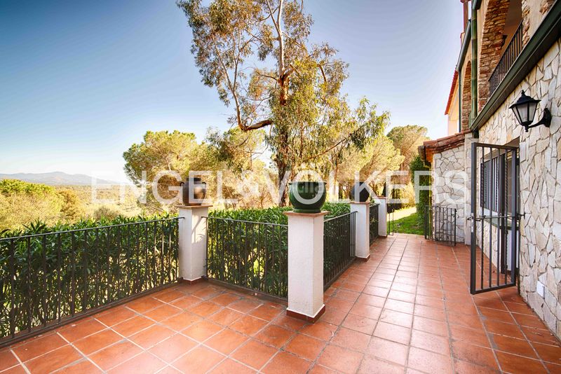 Foto bbbdd33b-d4ae-4123-a52f-3f7d0c321760. Masia amb xemeneia calefacció aparcament a Rabós