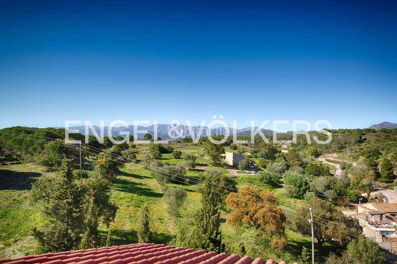 Foto ca572e66-ab41-4647-a697-3ce0cbd8f4fc. Masia amb xemeneia calefacció aparcament a Rabós