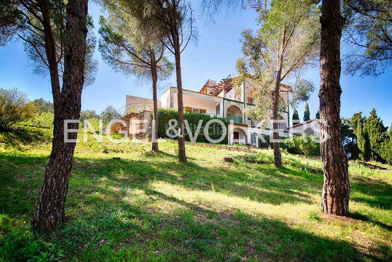 Foto d88c4256-d1b5-4694-9b79-fcf957e19fa8. Masia amb xemeneia calefacció aparcament a Rabós
