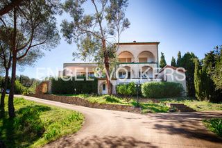 Masia  Carrer d'entrada. Casa de campo exclusiva con 5 viviendas independientes y vistas