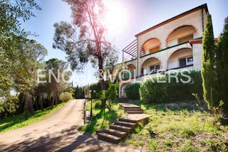 Mas  Carrer d'entrada. Casa de campo exclusiva con 5 viviendas independientes y vistas