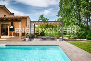 Xalet  Carrer de baix. Elegante villa de estilo moderno con detalles rústicos situada e