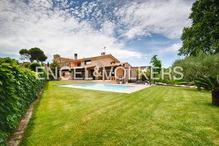 Masia  Carrer de baix. Elegante villa de estilo moderno con detalles rústicos situada e