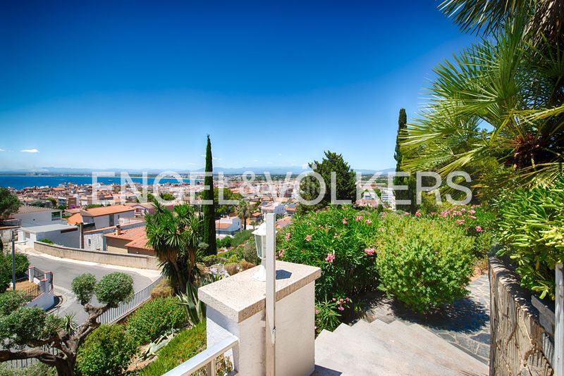 Foto f3a20cd2-fa5d-4455-87cd-a5f1af94fcb4. Casa amb piscina a Els Grecs-Mas Oliva Roses