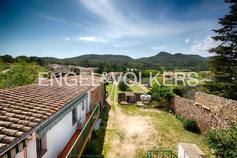 Foto c4413536-8f00-4f84-abd0-2c38d9f2394c. Masia amb xemeneia calefacció aparcament a Darnius