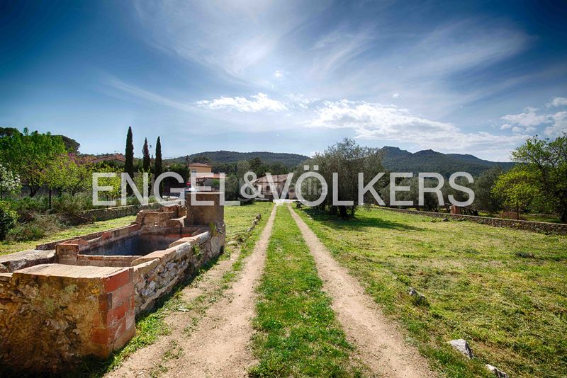 Foto c6be3621-6f09-4439-a36d-f2f969e64094. Masia amb xemeneia calefacció aparcament a Darnius
