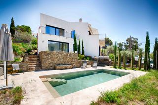 Chalet  Carrer pintor tharrats 10. Elegante villa con piscina y vistas a la bahía y al mar en cadaq