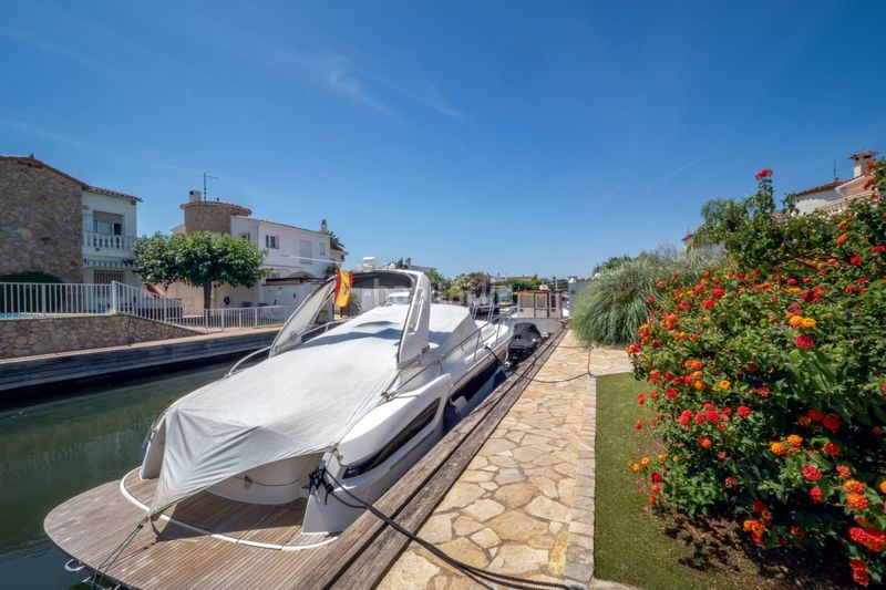 Foto 09aa75fa-8904-4713-84a7-61067cdaf491. Casa amb aparcament piscina a Cap Ras - Creus - Falconera Empuriabrava