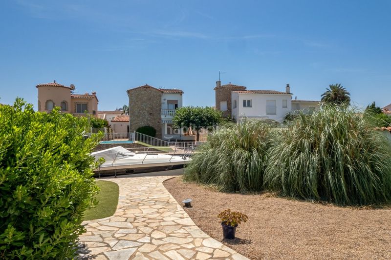 Foto 2afad03e-0a0f-4de7-b299-8b777a98cd7e. Casa amb aparcament piscina a Cap Ras - Creus - Falconera Empuriabrava