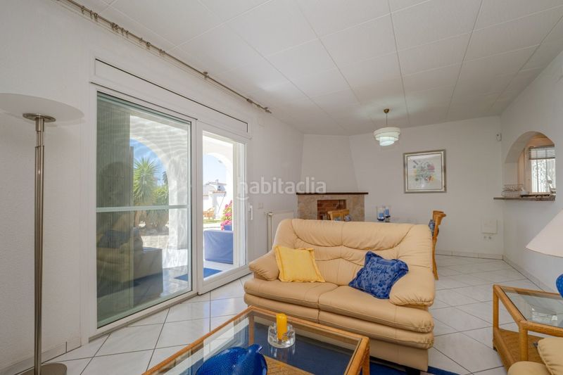 Foto 3be52233-3eff-4c2f-8665-6c45558ec6f1. Casa amb aparcament piscina a Cap Ras - Creus - Falconera Empuriabrava