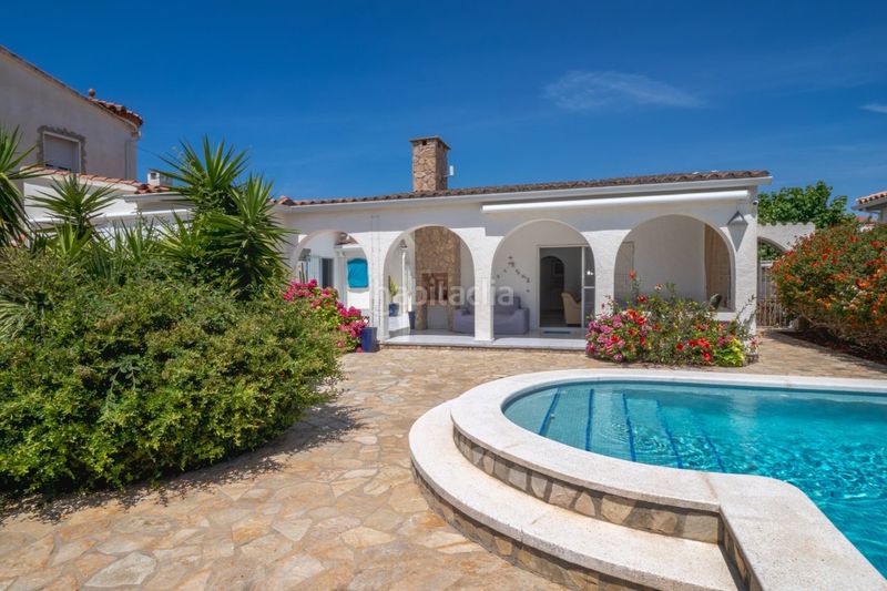 Foto 62d2627a-e4e4-4cf2-a25b-34bb43f8a6e9. Casa amb aparcament piscina a Cap Ras - Creus - Falconera Empuriabrava
