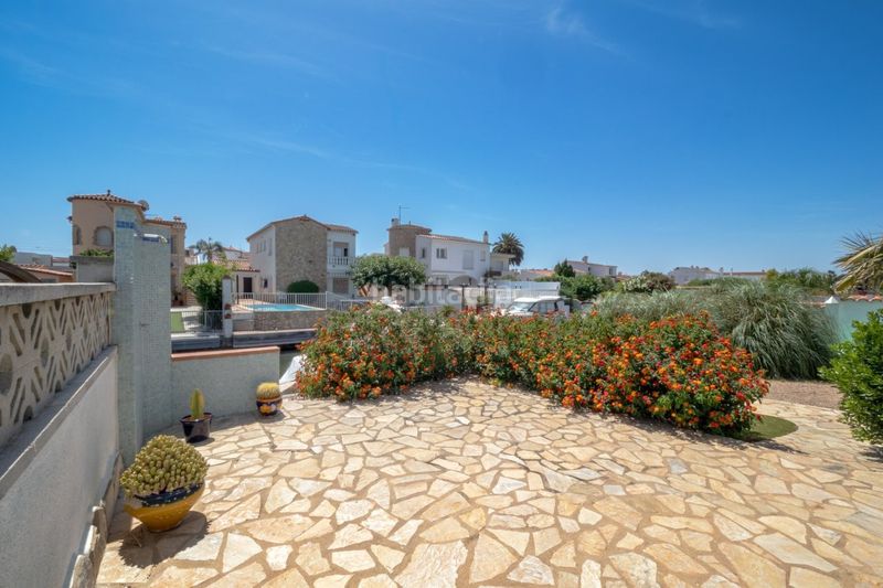 Foto 8cb6ae59-f7ad-4f1f-b7ed-f0866b350bc5. Casa amb aparcament piscina a Cap Ras - Creus - Falconera Empuriabrava