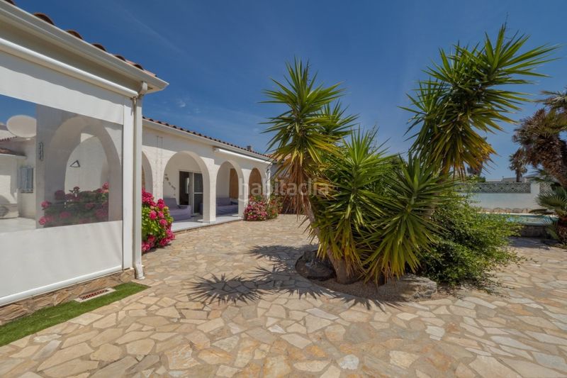 Foto b38bb8fc-88ad-41aa-90b5-ecd61aa88d08. Casa amb aparcament piscina a Cap Ras - Creus - Falconera Empuriabrava