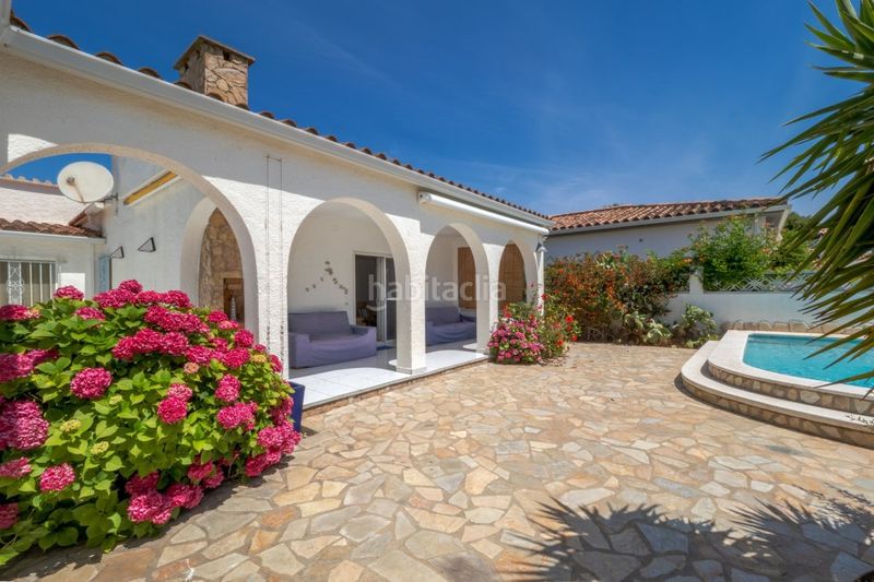 Foto bbd732ef-5a3e-4e6e-8299-b5b184e30d18. Casa amb aparcament piscina a Cap Ras - Creus - Falconera Empuriabrava