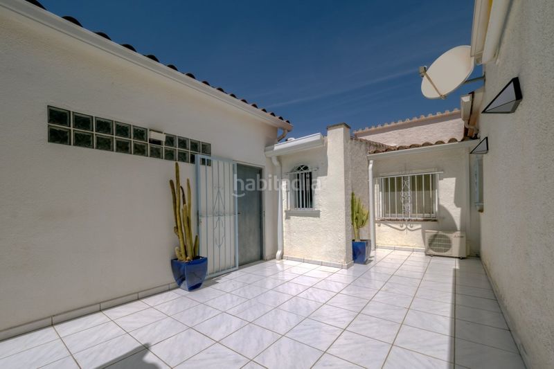 Foto d081c4e4-da3c-4ad2-9894-2775e36c683b. Casa amb aparcament piscina a Cap Ras - Creus - Falconera Empuriabrava